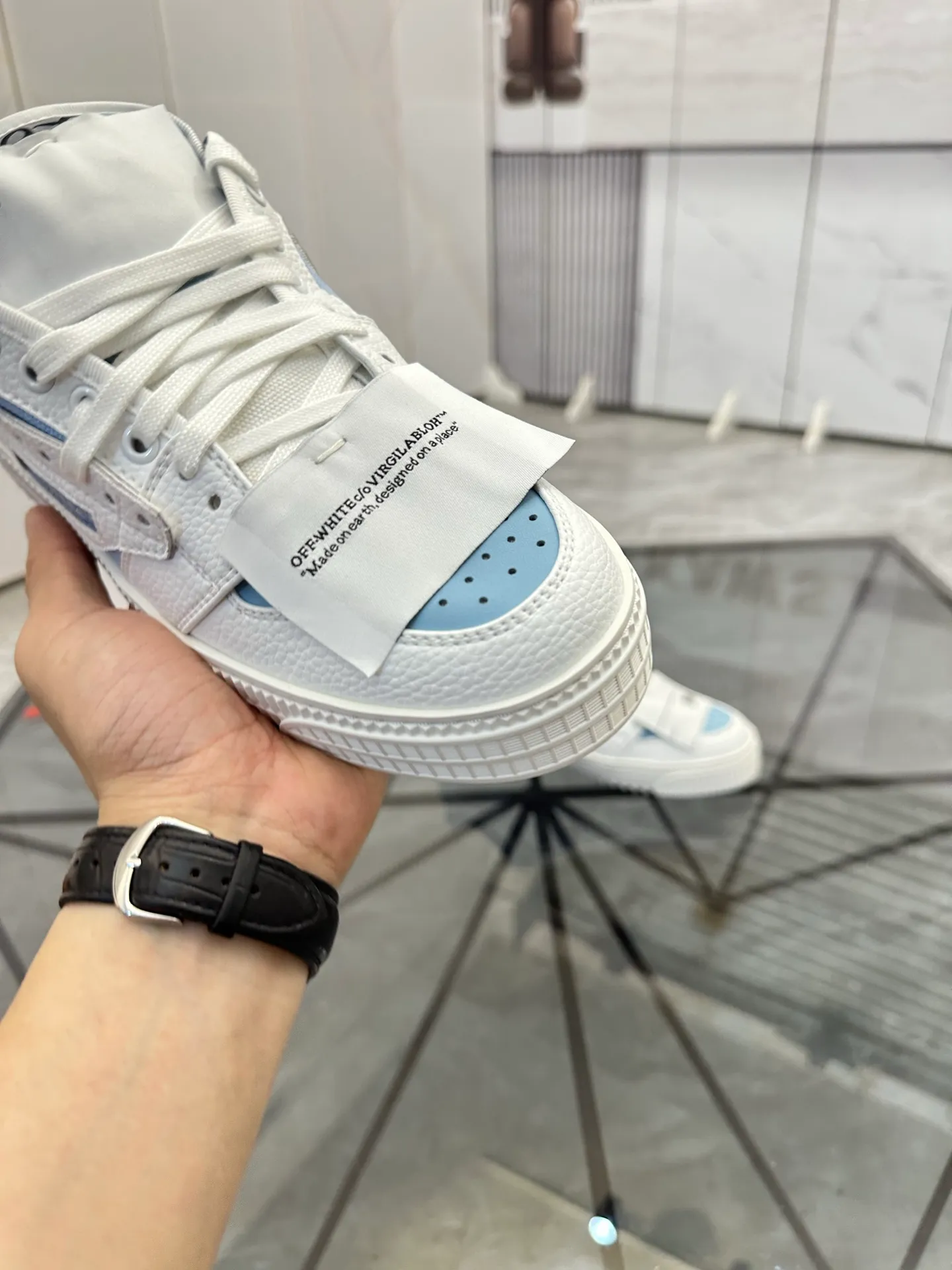 Selling men's shoes 💰: 💰P500¥ High-end top quality Product trademark: OFF WHITE *"OFF WHITE*" low-top casual shoes Regular size: 35-45 (can be customized to 46) Couple style Product materials: Upper imported first-layer cowhide stitched with original fabric, genuine leather lining, original outsole. No.: H203
